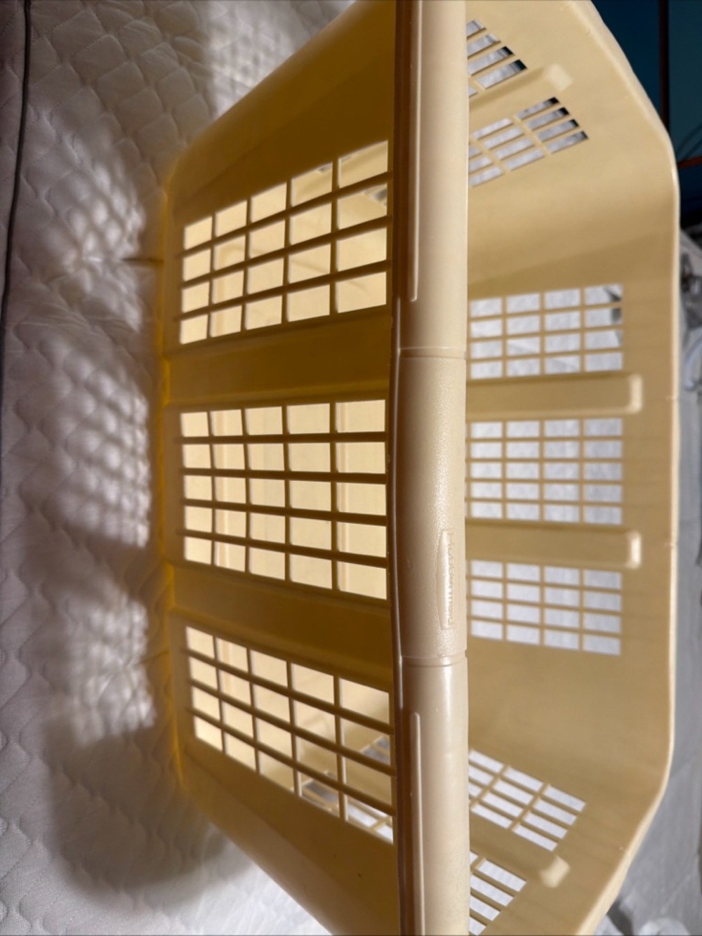 VINTAGE Rubbermaid Beige/Tan Laundry Basket
